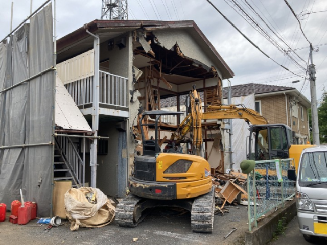 木造2階建て家屋2棟解体工事(東京都武蔵野市桜堤)工事中の様子です。